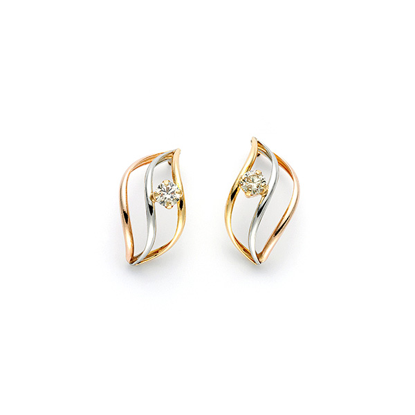 〈芝翫香〉Pt/K18スリーカラーダイヤモンドピアス【H&C】