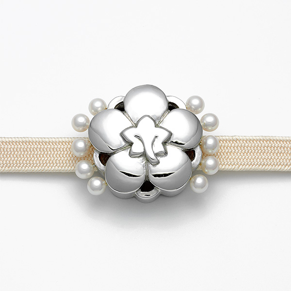 〈芝翫香〉SVアコヤパール入裏梅紋帯留め