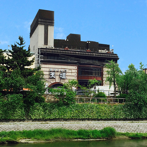 ◇〈焼肉の名門 天壇〉黒毛和牛赤身モモ肉 焼肉用 タレ付*