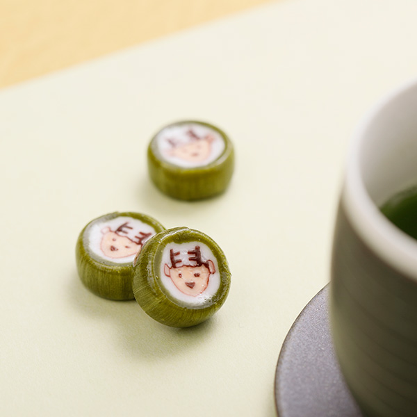 奈良店取扱い商品〈ANYQOTT/エニコット〉鹿あめ スタンドパウチ 抹茶味&いちご味