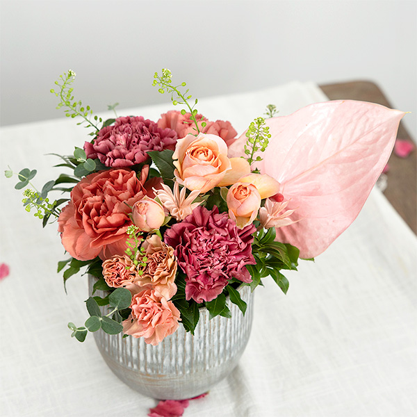 ●母の日〈hanna/ハンナ〉生花アレンジ「ハッピーベリーM」お菓子セット