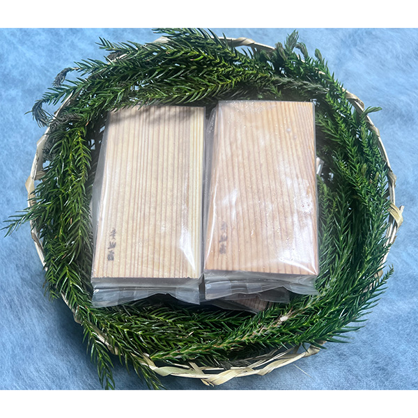 ○ 敬老の日 【9月20日・21日お届け】〈美山荘〉杉薫水羊羹(8個入)