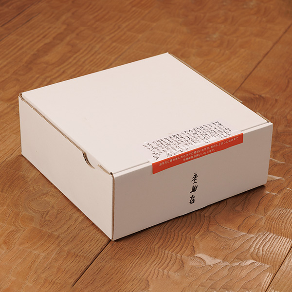 ○ 敬老の日 【9月20日・21日お届け】〈美山荘〉杉薫水羊羹(8個入)