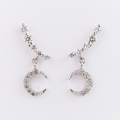 〈芝翫香〉Ptダイヤモンドピアス・クレセントムーン