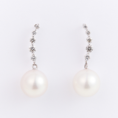 〈芝翫香〉K18WGダイヤ入アコヤパールピアス